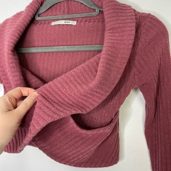 Aritzia Wilfred ribbed dusty pink cropped wrapped top - Picture 2 of 6